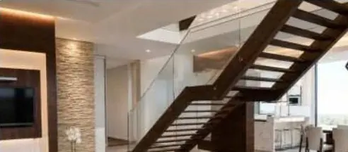 Escalera central y continuidad espacial — Casa Modelo Green Valley
