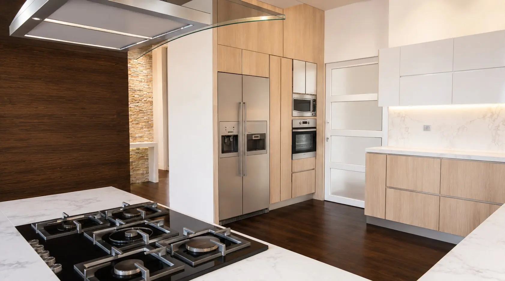 Cocina abierta y materialidad — Casa Modelo Green Valley