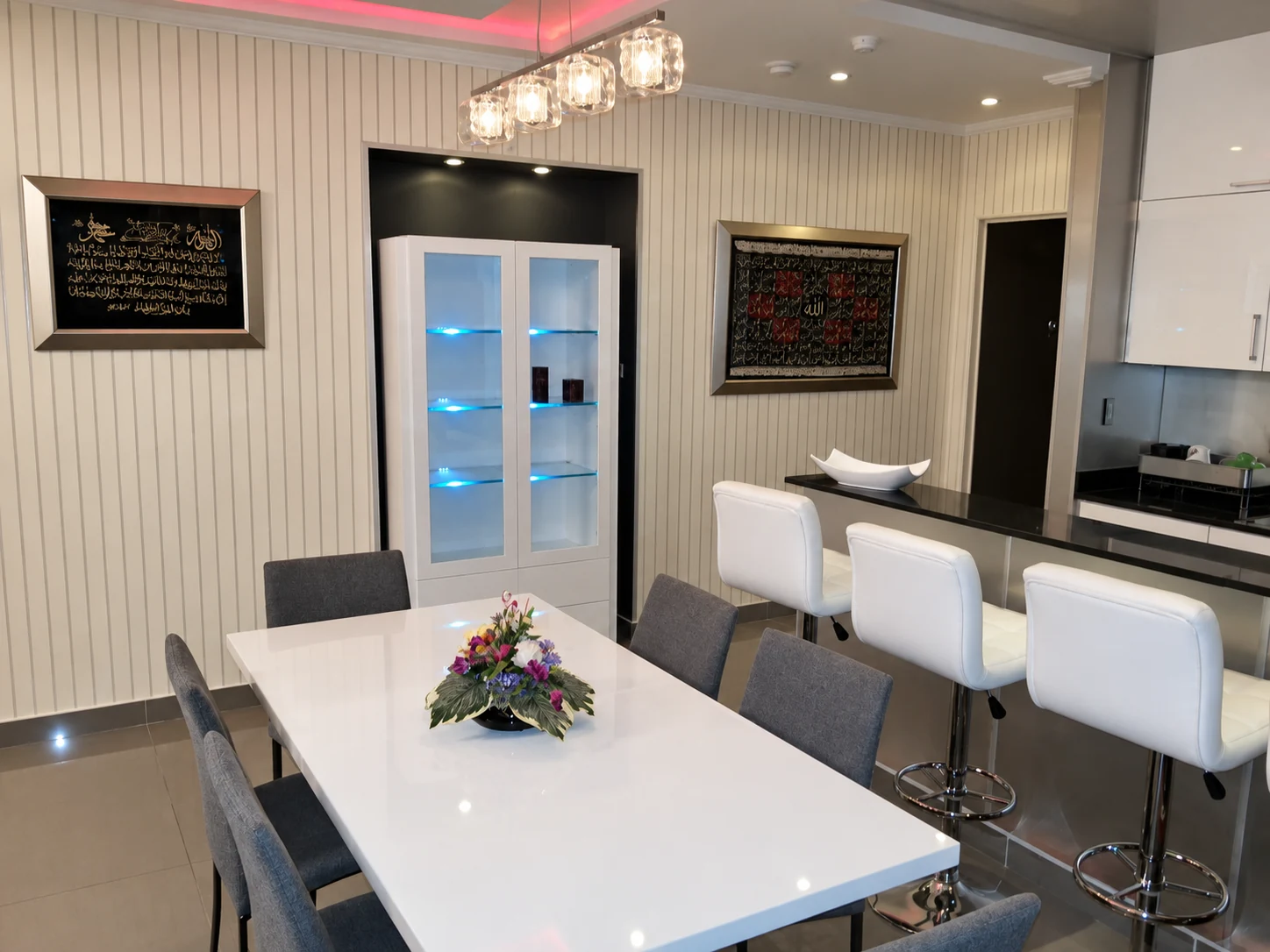 Comedor y hall de entrada.