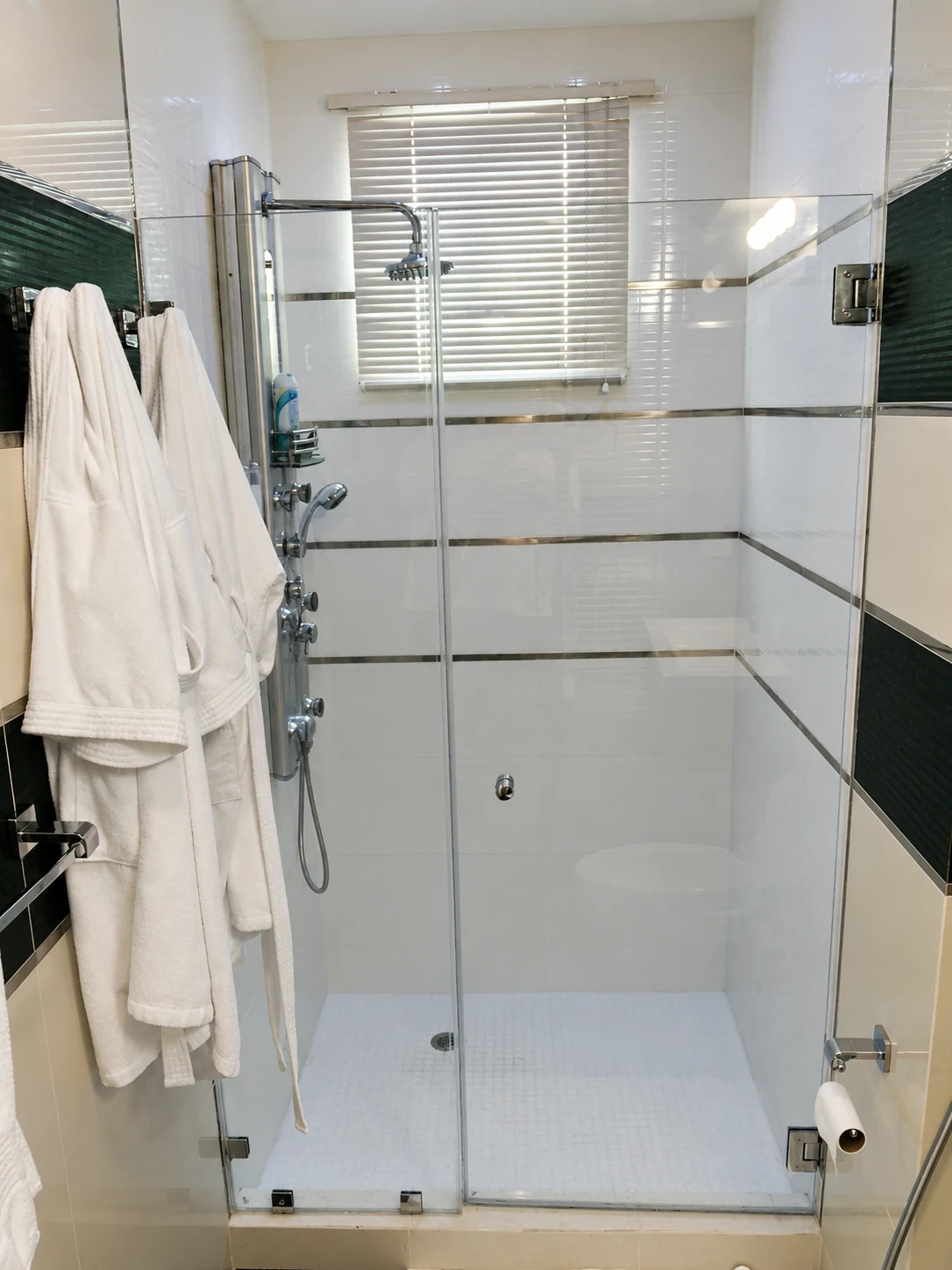 Baño: área de ducha con acabados y accesorios.