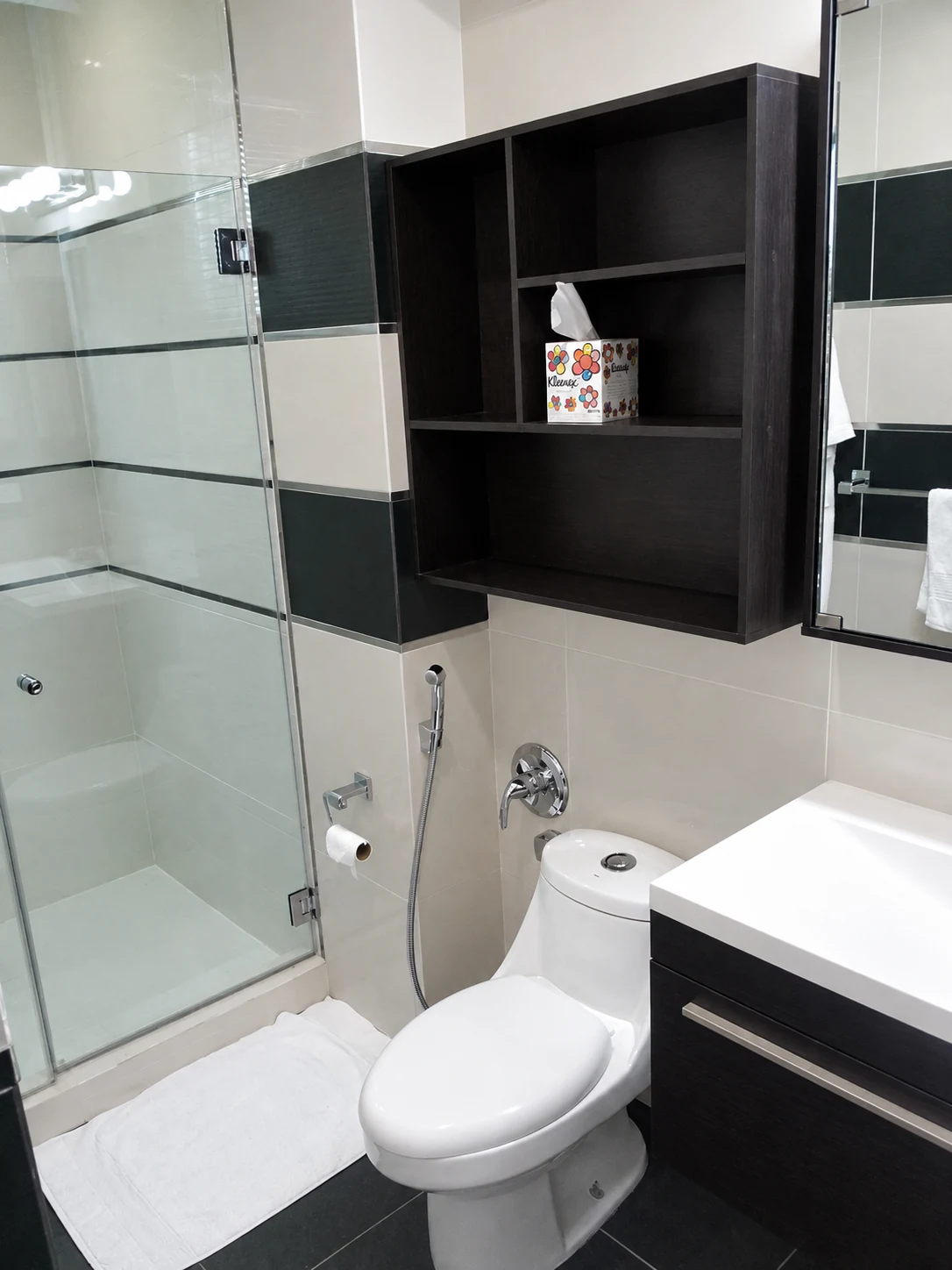 Baño con soluciones de almacenamiento integradas.