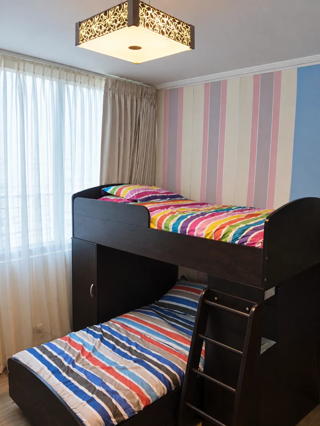 Habitación infantil compartida: zona de descanso.
