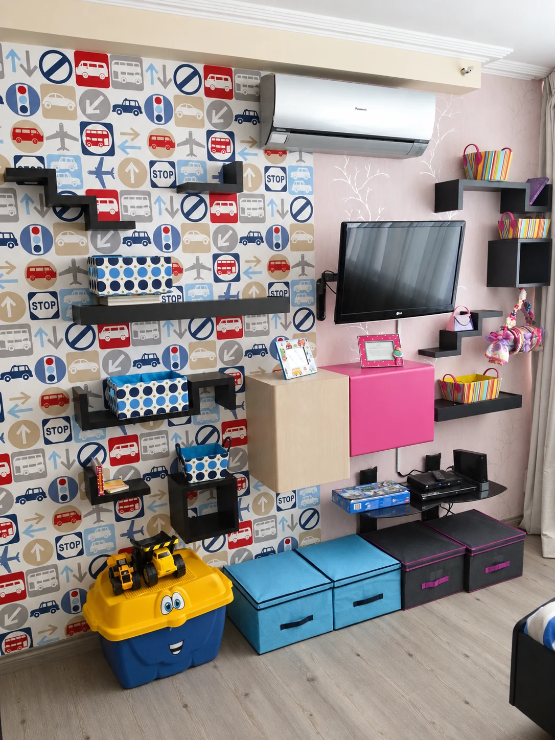 Habitación infantil compartida con zonas personales diferenciadas.