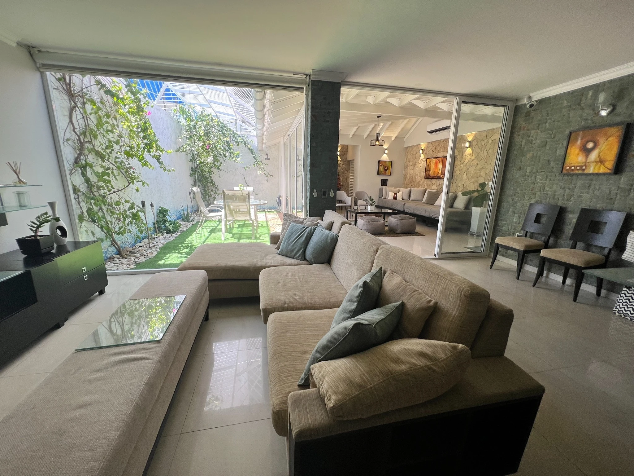 Apertura e integración entre sala, comedor y jardín.