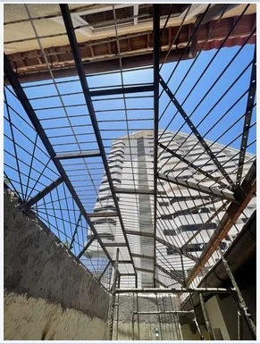 Estructura del jardín/lounge durante la ejecución.
