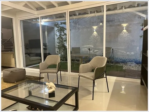 Lounge terminado con cerramiento acristalado.