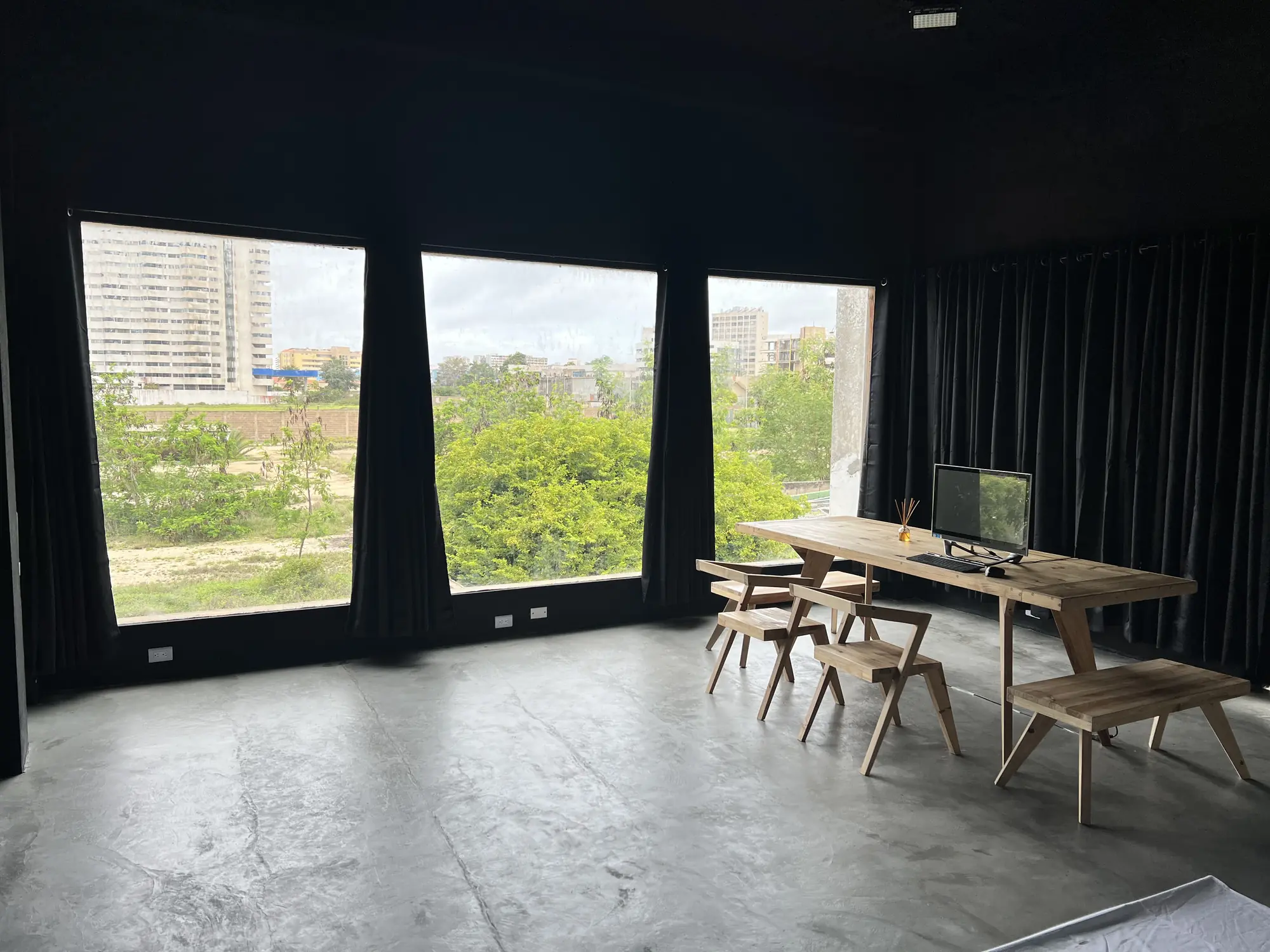 Puesto de trabajo con luz natural y vistas.