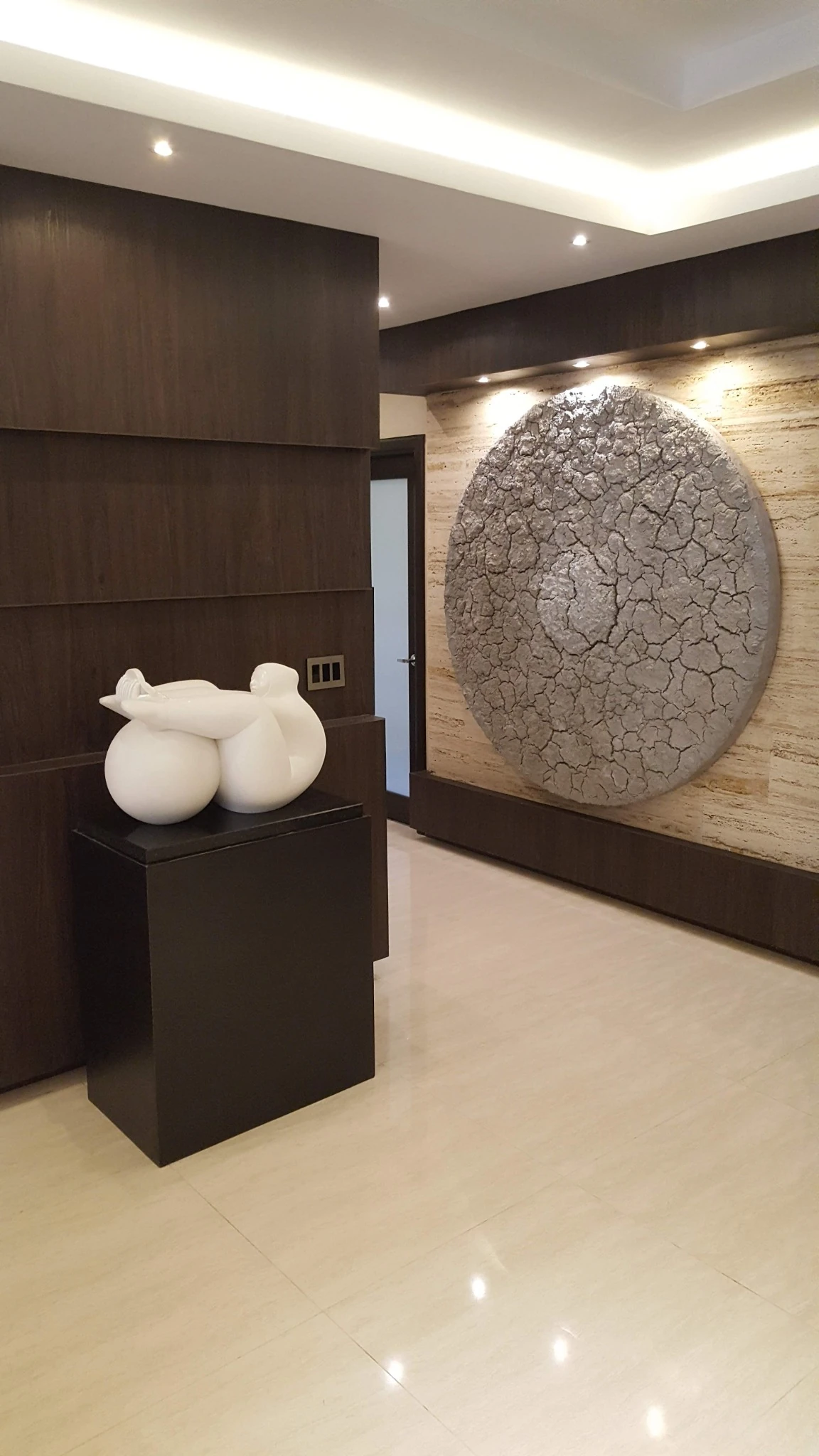Integración de arte, carpintería e iluminación.