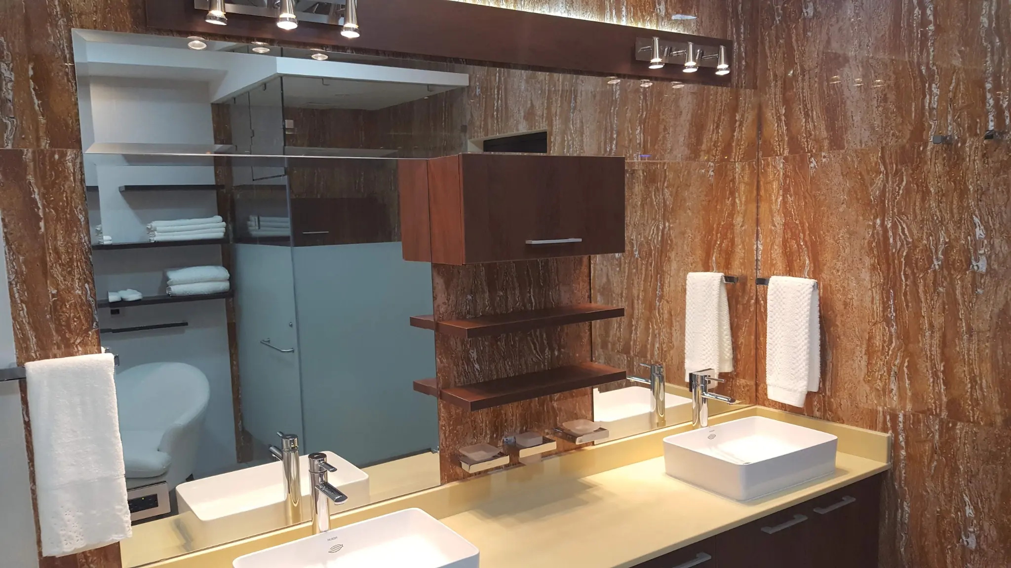 Baño principal y acabados finales.