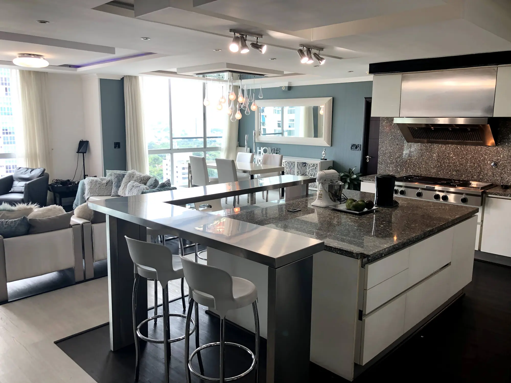 Detalle de acabados y almacenamiento de la cocina.