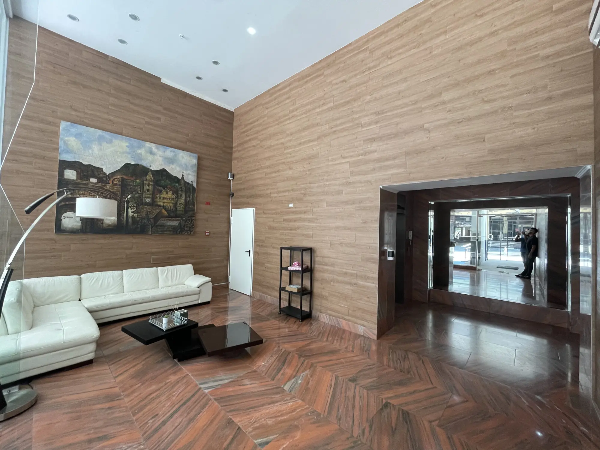 Lobby principal antes de la renovación.