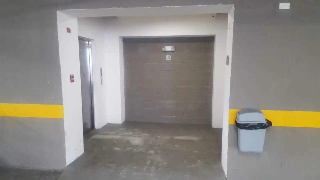 Lobby de estacionamientos antes de la intervención.