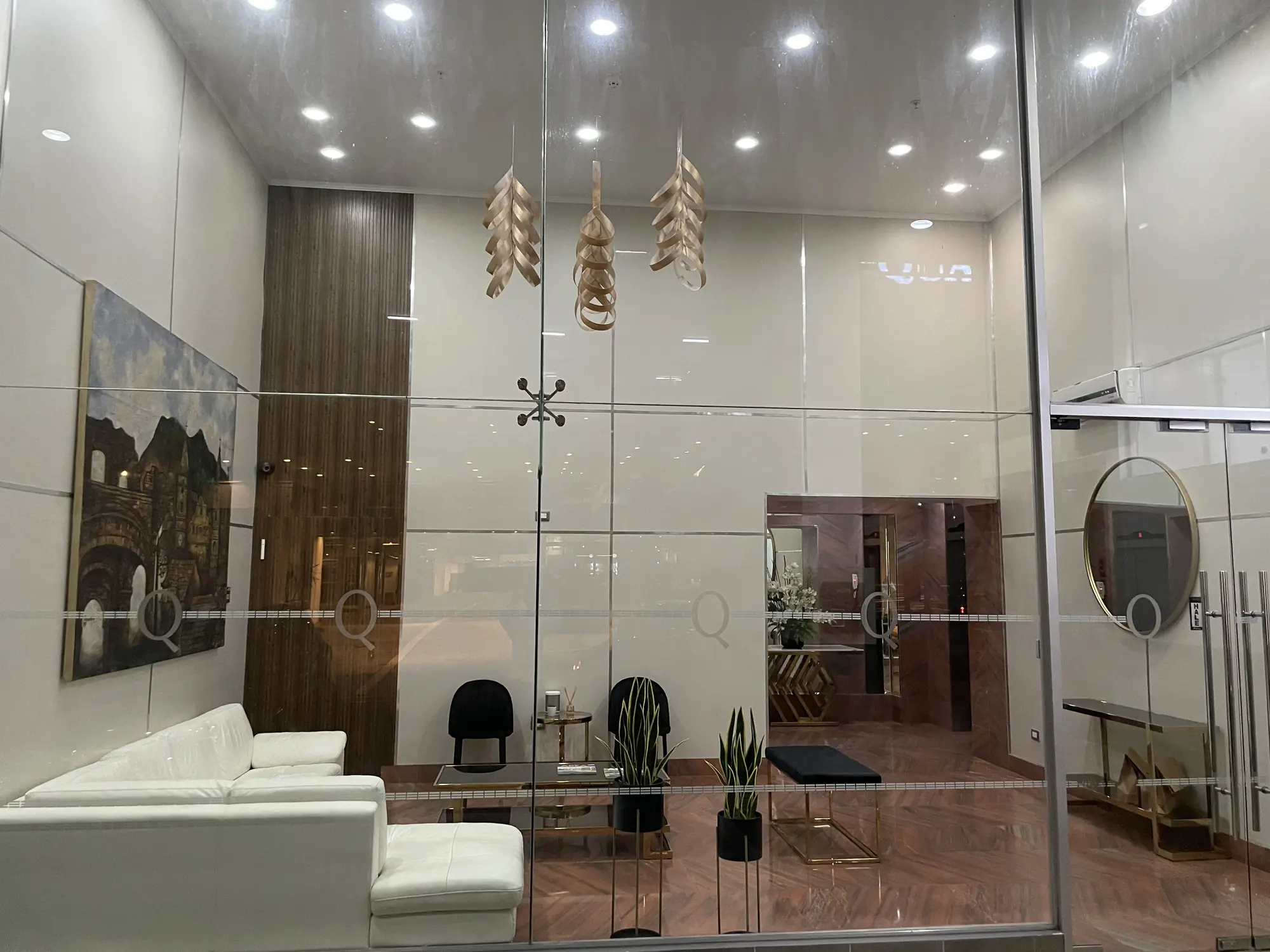 Lobby principal después de la transformación.
