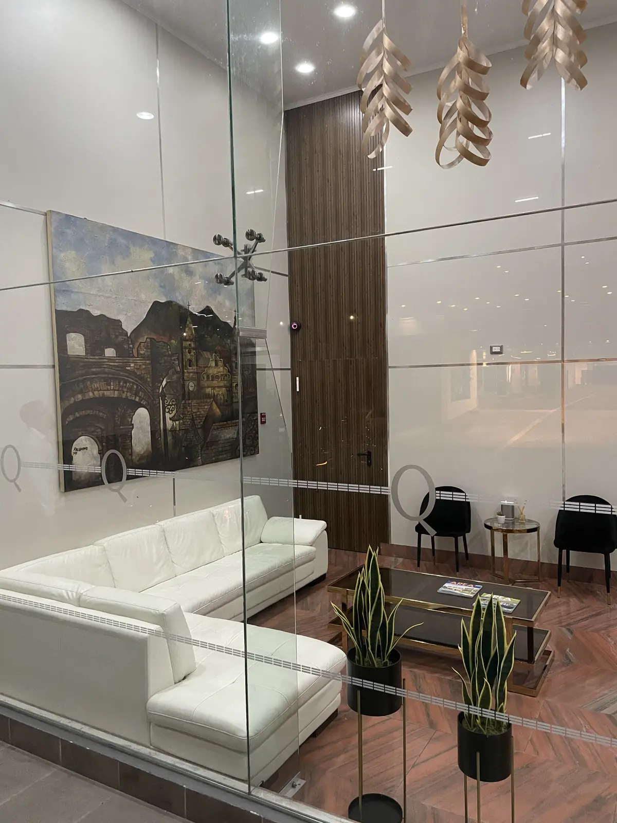 Mobiliario e iluminación del lobby terminado.