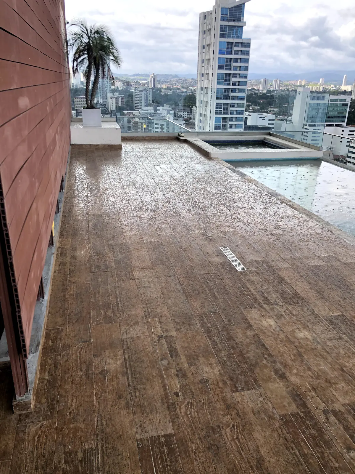 Deck del área social terminado.