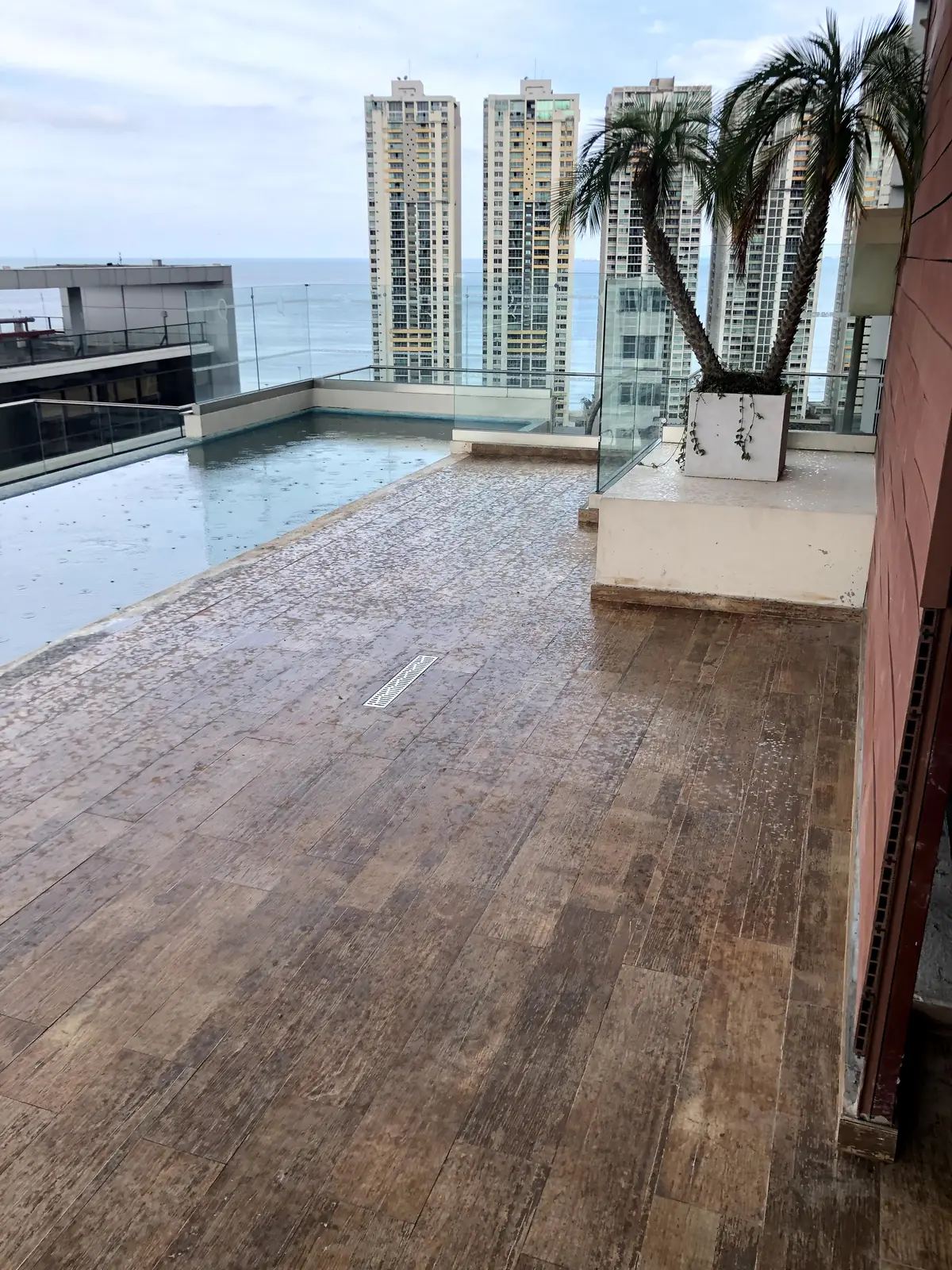 Acabados y mobiliario del deck renovado.