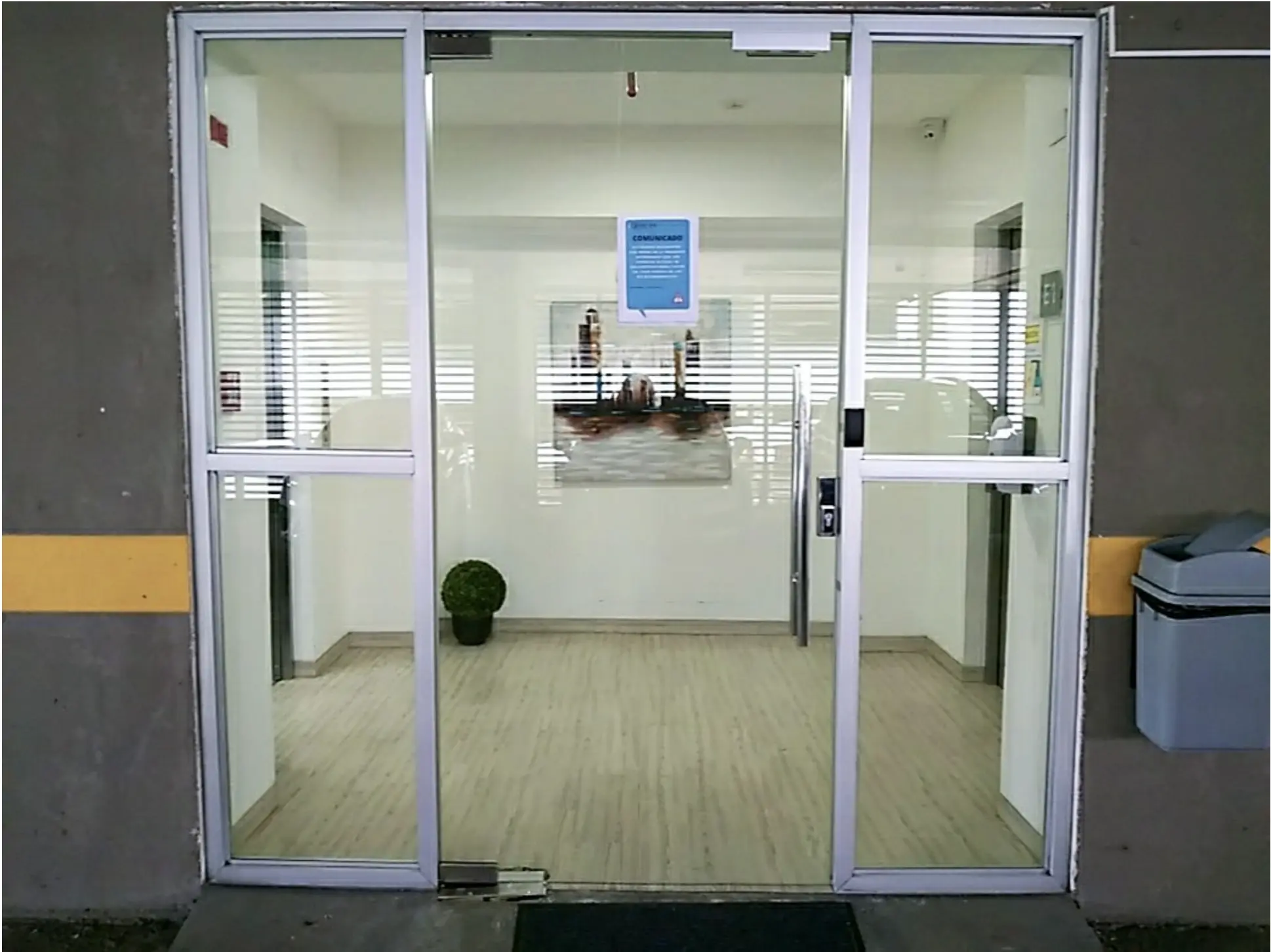 Lobby de estacionamientos actualizado.