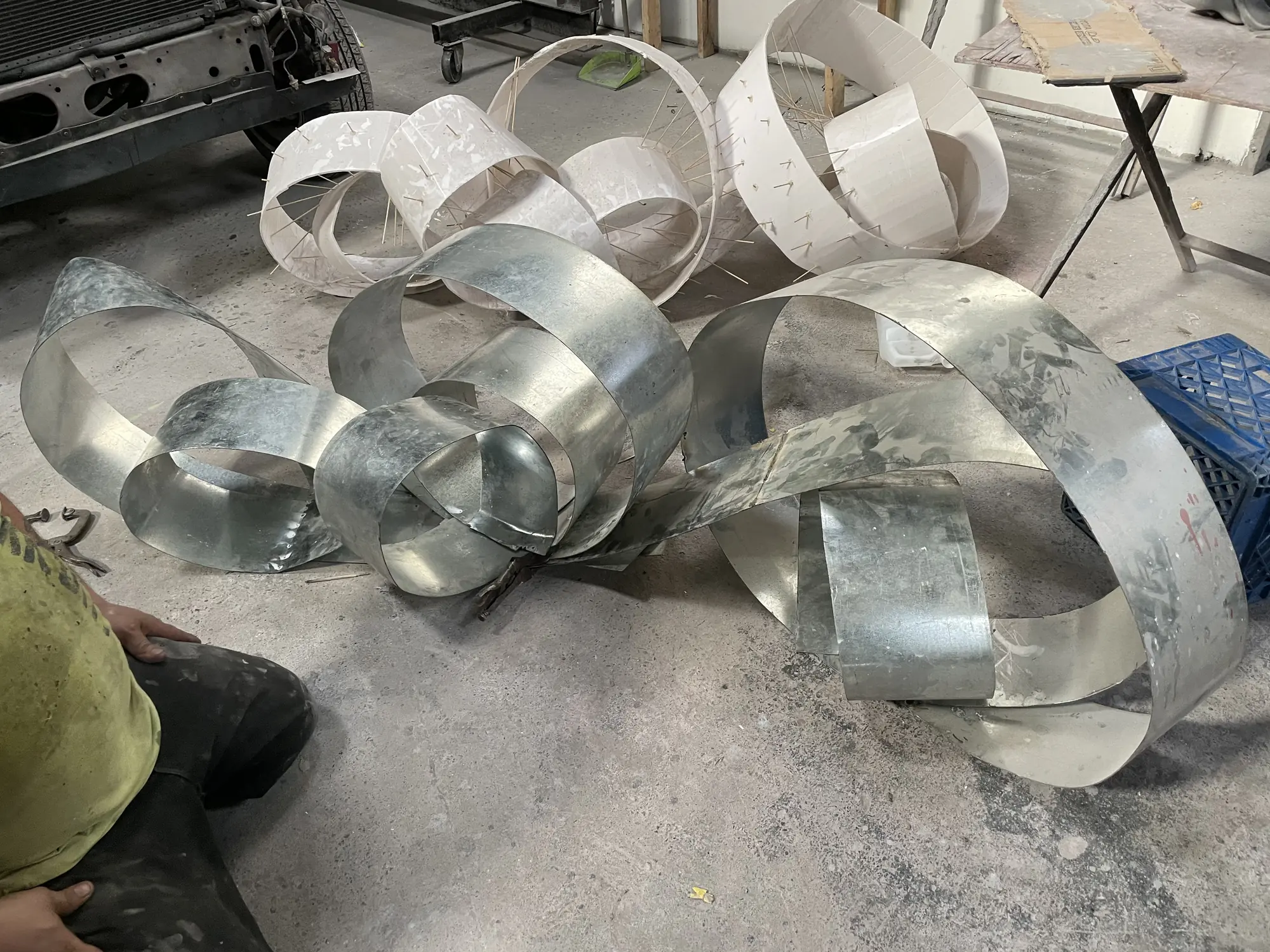 Fabricación e instalación de los elementos escultóricos.