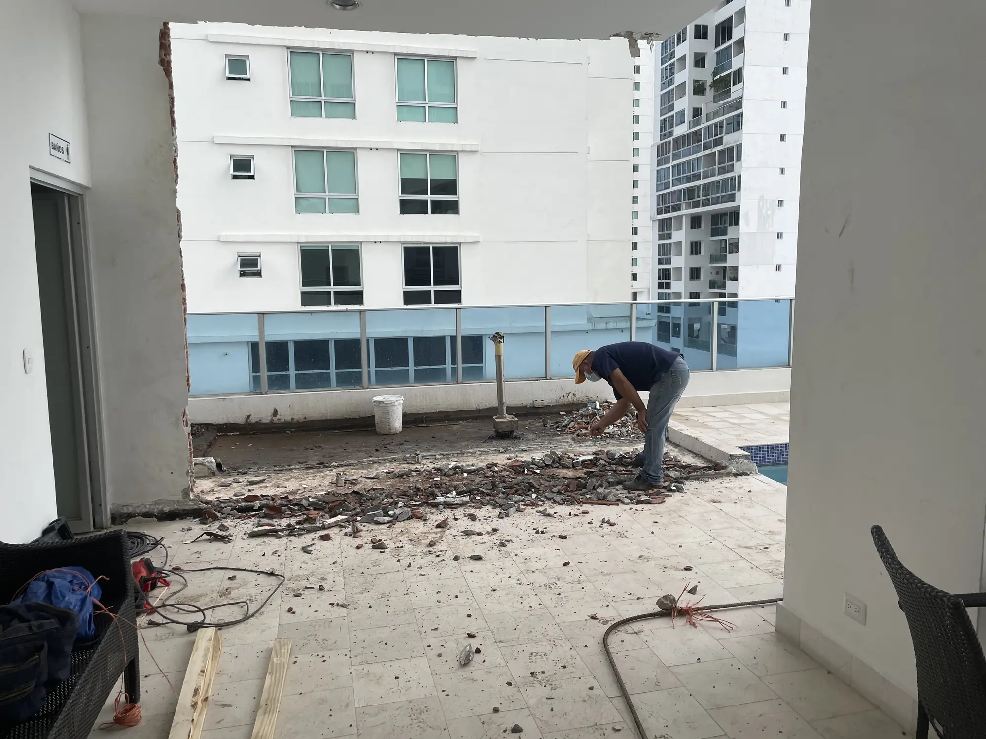 Intervención de la pared del área social.