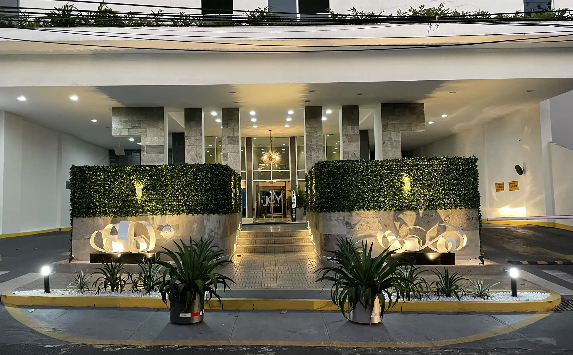 Fachada y acceso renovados.