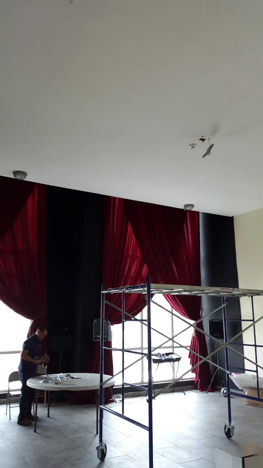 Renovación del salón de eventos en ejecución.