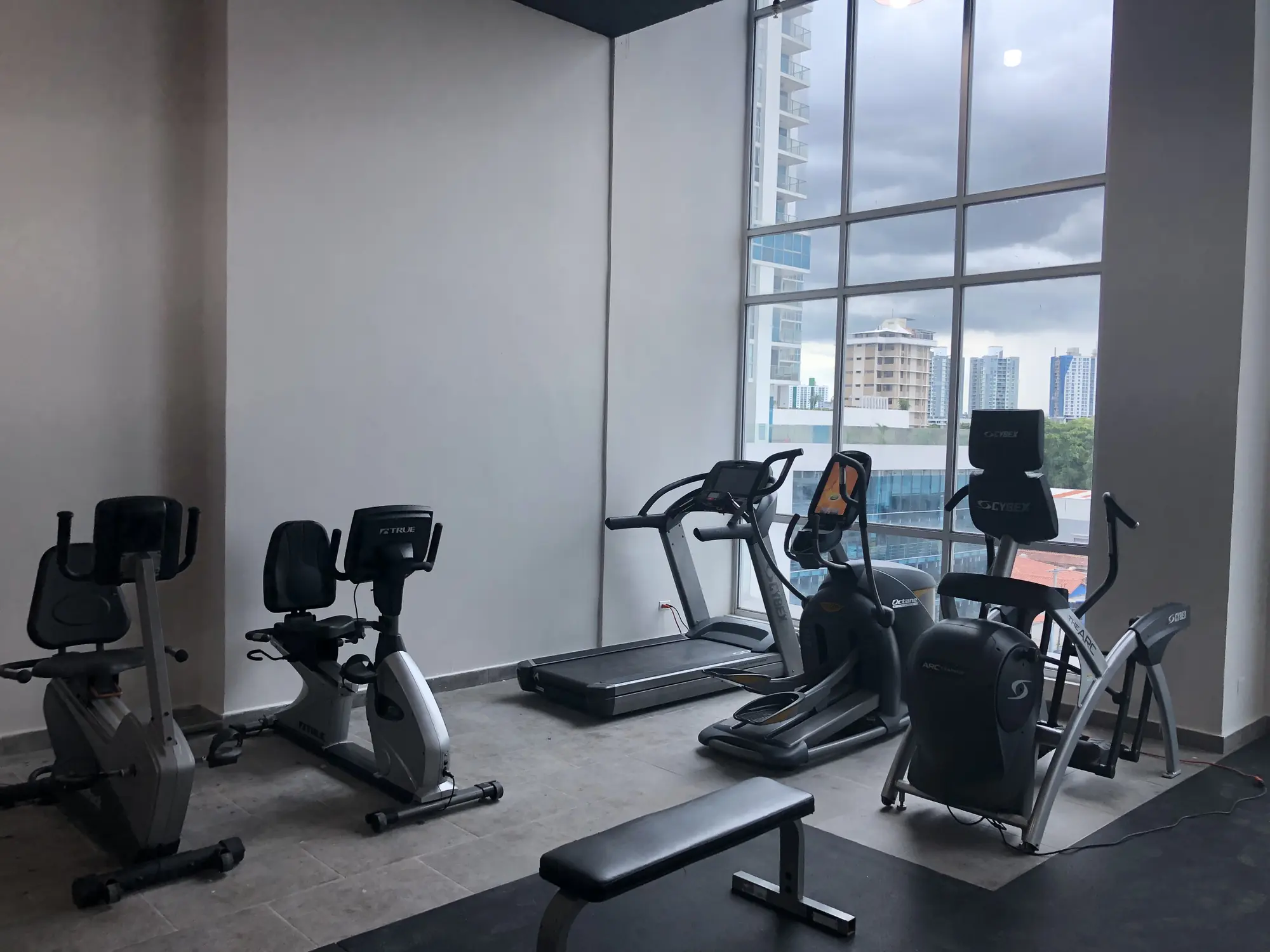 Gimnasio ampliado y equipado.