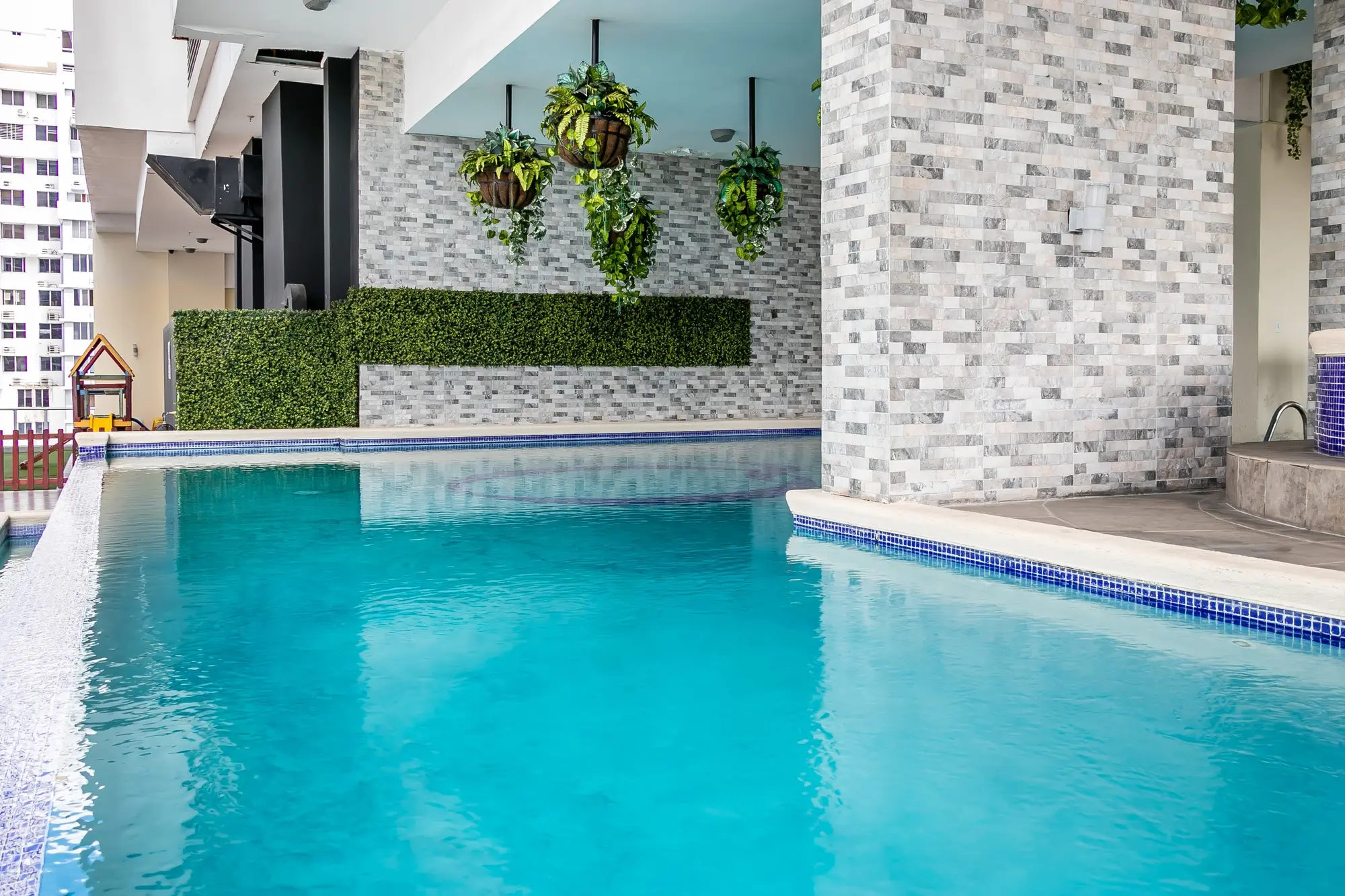 Piscina y áreas comunes recuperadas.