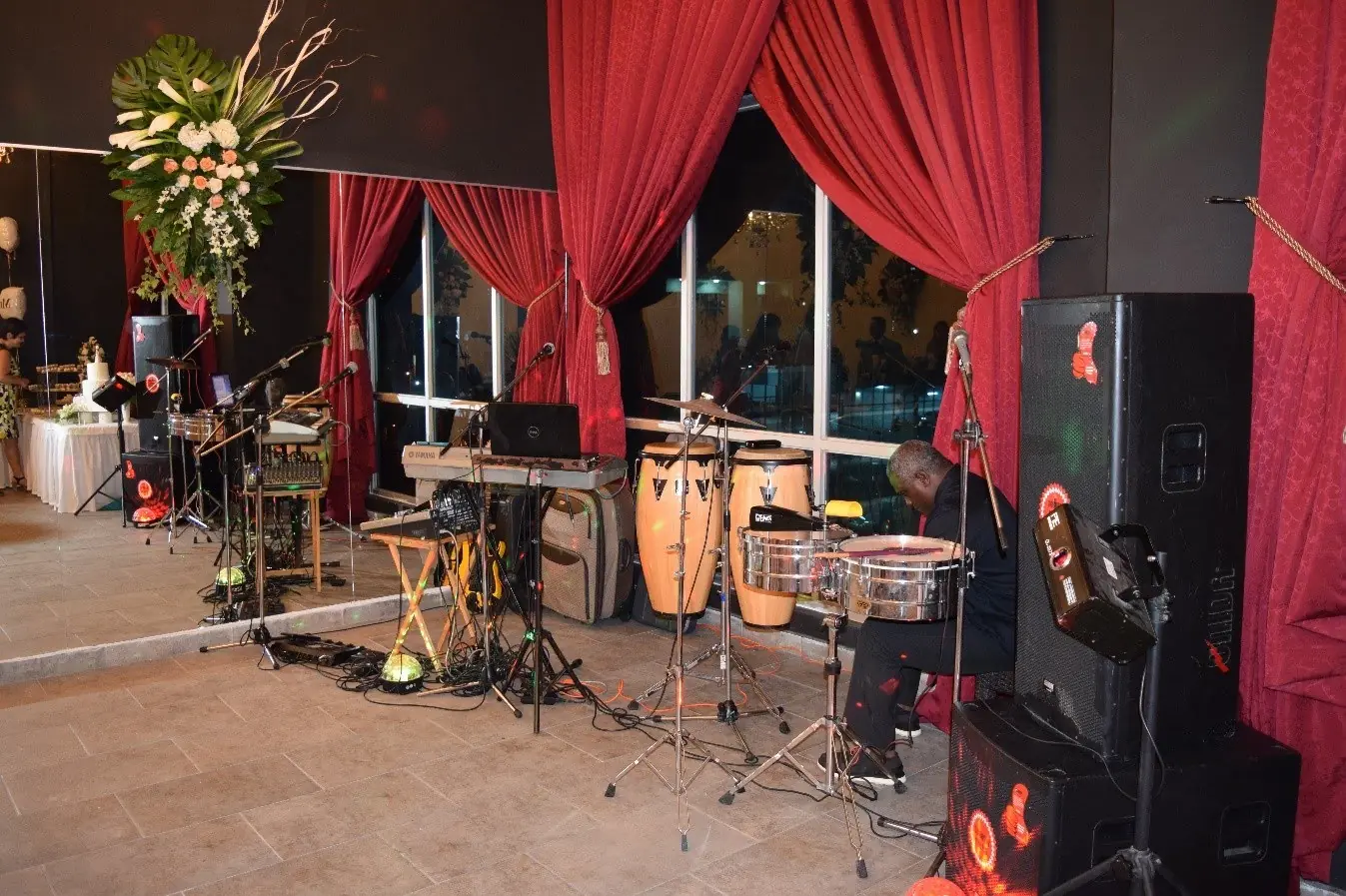 Salón de eventos renovado.