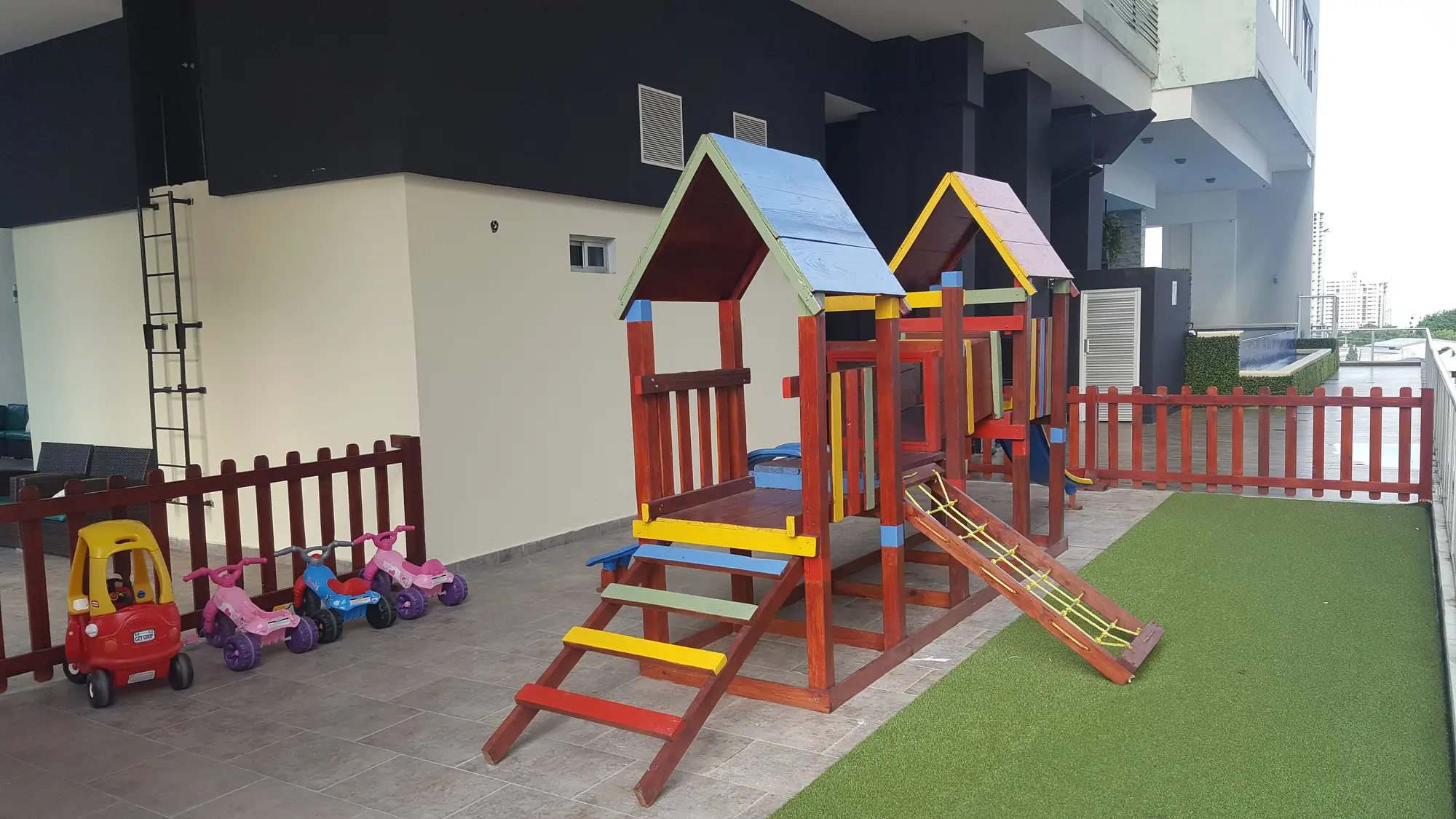 Parque infantil terminado.