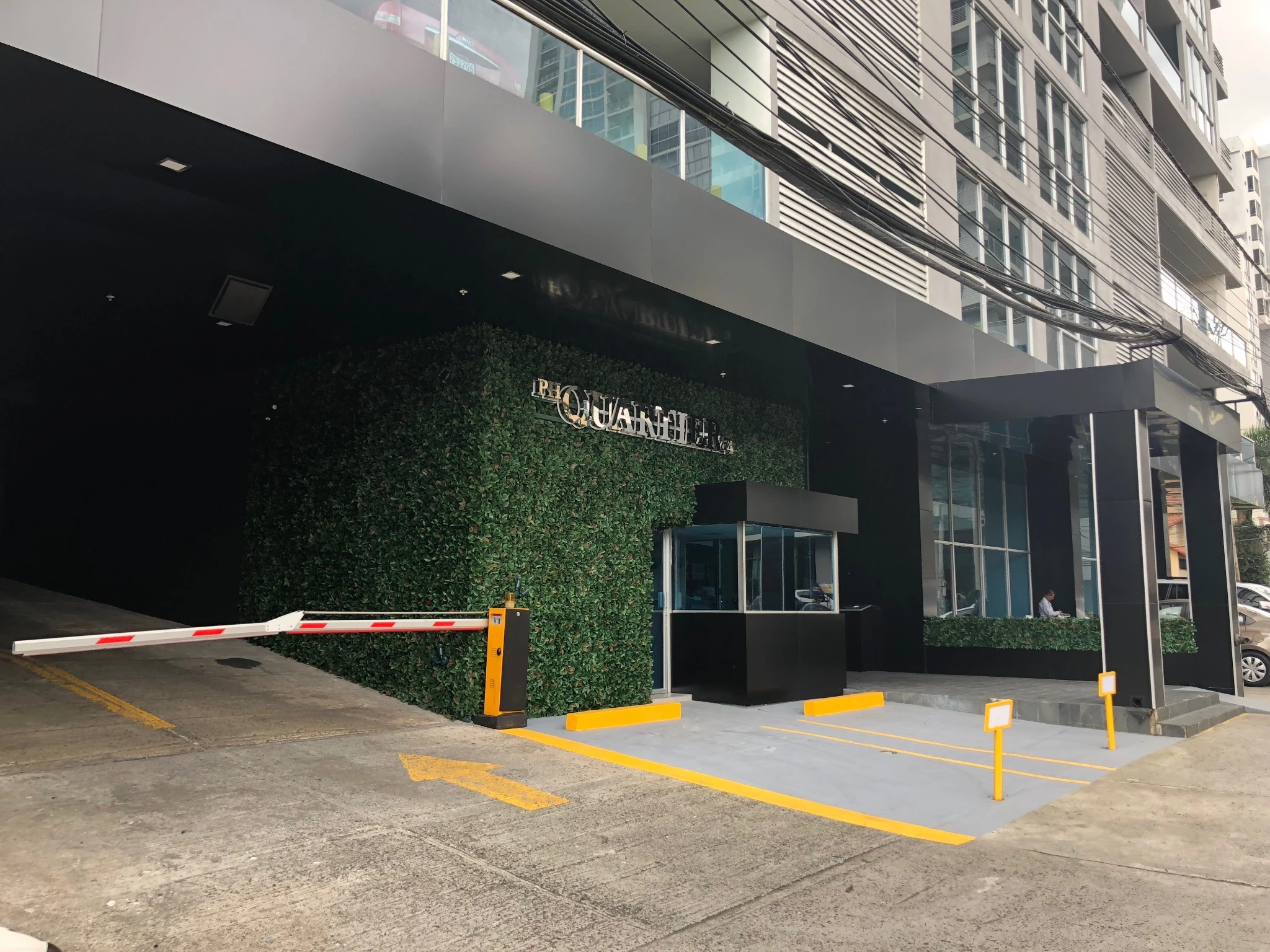 Fachada de planta baja renovada.